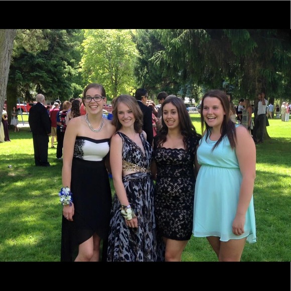 Alive Paris 2015 prom dress. Worn once for 12 hour - Picture 2 of 2